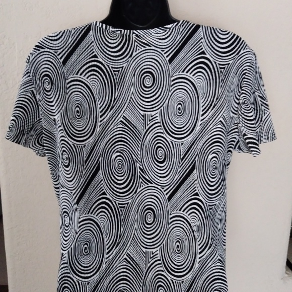 Expandable Black & White Swirl Design Top - Picture 4 of 8